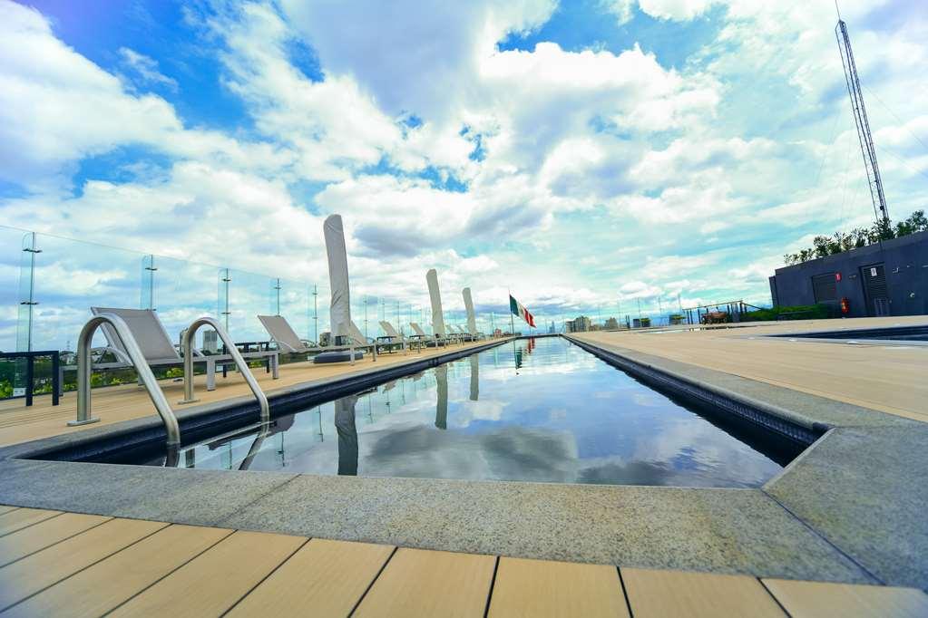 Hotel Galeria Plaza San Jeronimo Meksyk Udogodnienia zdjęcie The rooftop pool at the hotel